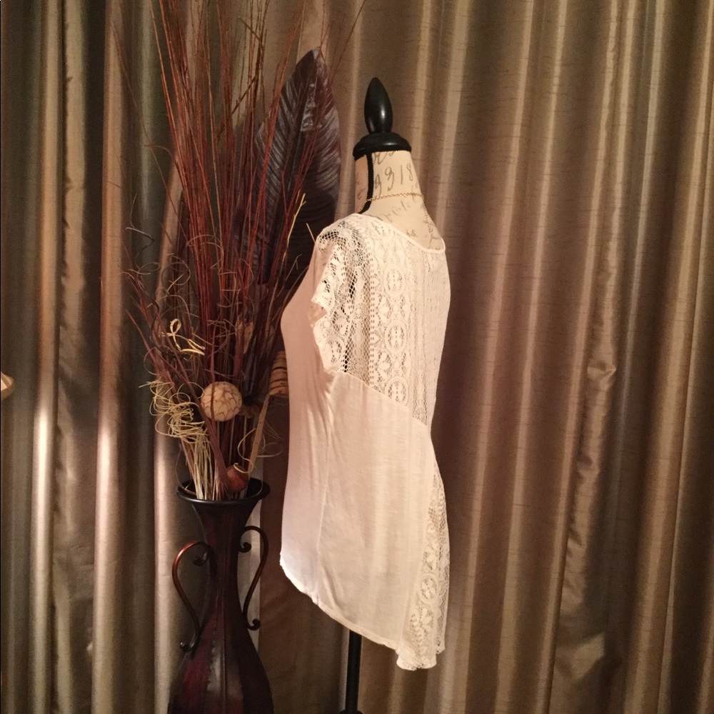 Gorgeous Cream Lace Back High-Low Design Top - Picture 3 of 8